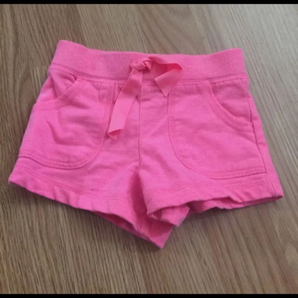 Carter's baby girl shorts🐝